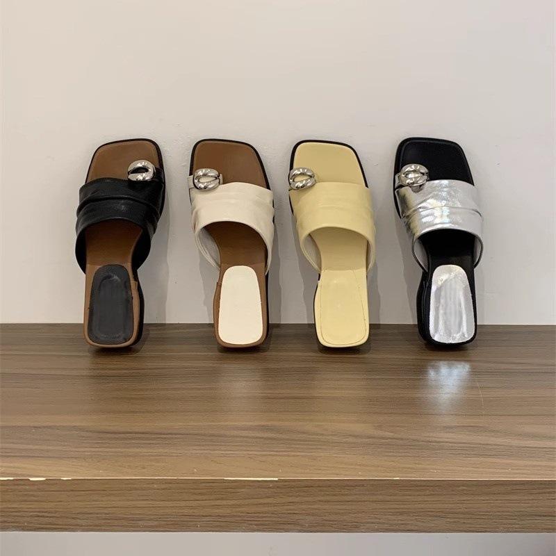Holiday style metal pinch temperament square head grass woven cover toe cool slippers women's summer wear 2025 new