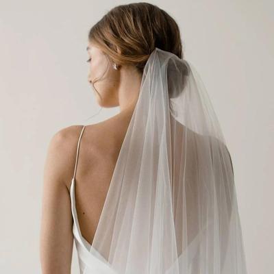 Eleganter weißer Brautschleier für Hochzeit und Fotoshooting-Styling