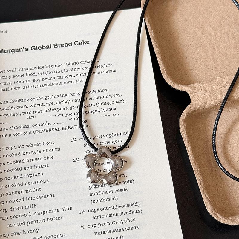 

Простое ожерелье-веревка с цветком для женщин, полое ожерелье с цветком, регулируемая цепочка для свитера, аксессуары для вечеринки, свадебные украшения, подарки