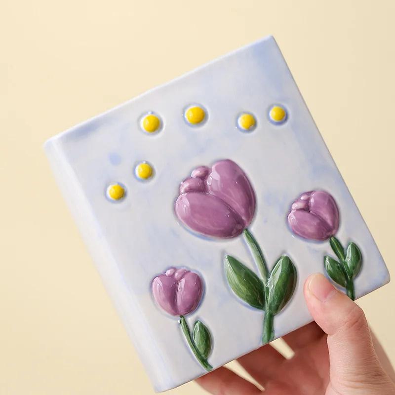 Porte-stylo en céramique Tulipe | Porte-rangement 3D en relief en forme de livre | Organisateur de pinceaux de maquillage et pièce décorative