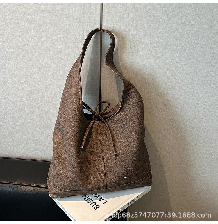 

Korean version niche temperament fashionable casual retro new commuter shoulder armpit bag bow portable tote big bag