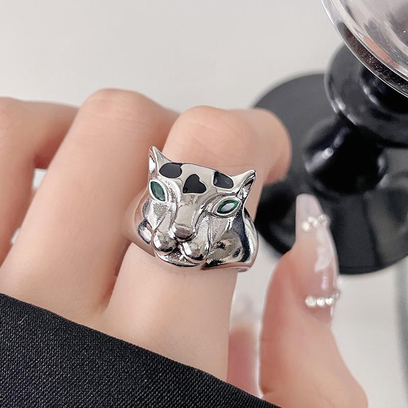 

Черная эмаль Супер крутое легкое роскошное кольцо с головой леопарда из циркона с зелеными глазами Нишевый дизайн Персонализированное ретро кольцо на указательный палец