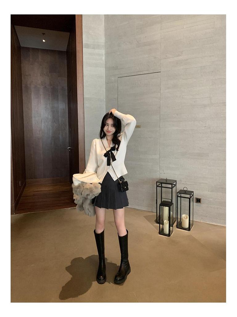 Γυναικεία Γλυκιά Πλεκτή Ζακέτα με Φιόγκο και Λαιμόκοψη V: Μοντέρνο Κοντό Στενό Φόρεμα με Μανίκια Φούσκα