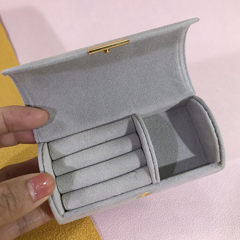 Kompaktowe Pudełko na Biżuterię Podróżną - Zakrzywiony Aksamitny Design