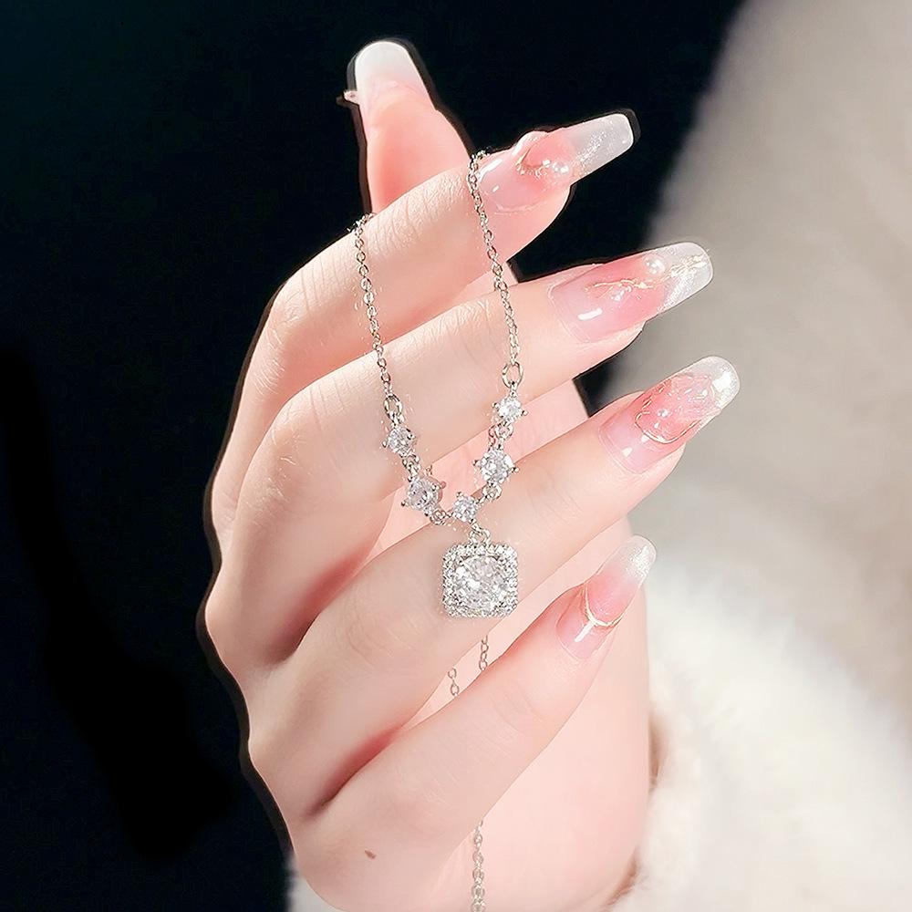 Collier Carré Zircon Brillant en Argent Sterling S925 – Chaîne de Clavicule Exquise de Luxe Léger pour Femmes avec Poids en Diamants