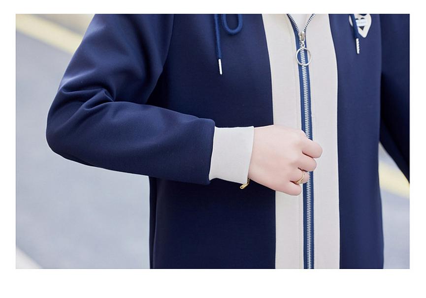 Stylish Spring & Autumn Sports Suit for Women: Age-Defying, Elegant Two-Piece Set for Middle-Aged & Elderly Moms.
