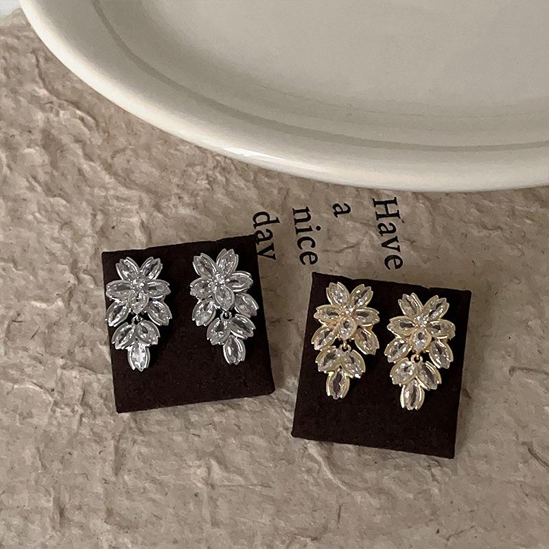 Super Flash Zircon Flower Fringed Stud Earrings Women'S Light Luxury High Sense Exquisite Elegance Personalized Fashion Versatile Earrings