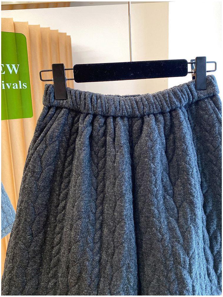 Winter 2025 Women's Grey Wool Cable Knit A-Line Shorts: Stylish, Loose, Slimming, and Versatile Bootcut.