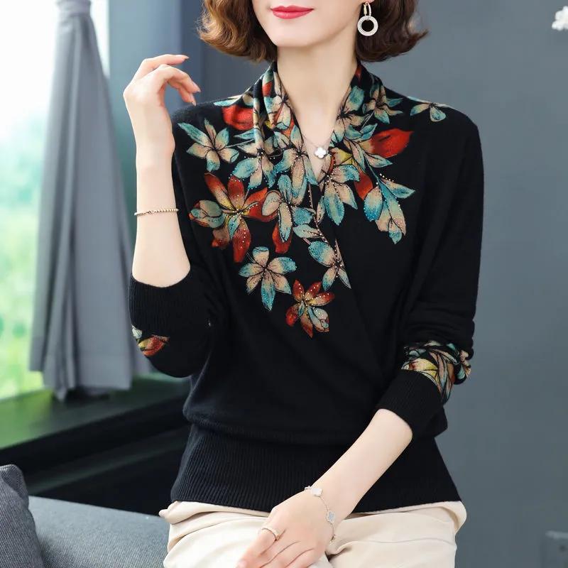 Women's Autumn and Winter V-neck Pullover, Slimming Base Shirt, Mother's Outfit, Temperament, Printed Knit Shirt