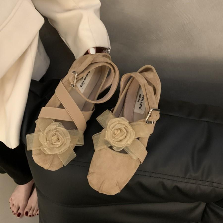 Retro sanfte Ballerinas 2025 Sommer Flats neu Chinesisch flacher Mund eckige Spitze Blume gekreuzte Riemchen Einzelne Schuhe