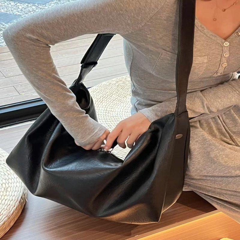 

Korean retro premium soft-sided tote bag women s 2025 new autumn and winter large-capacity commuting shoulder messenger bag чёрный
