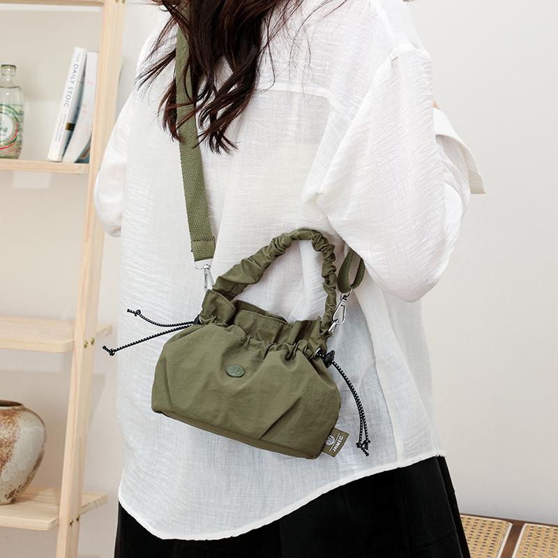 Geraffte Zugbeutel-Tasche mit gerafftem Griff Abnehmbarer Riemen Nylon Umhängetasche für den lässigen Alltag