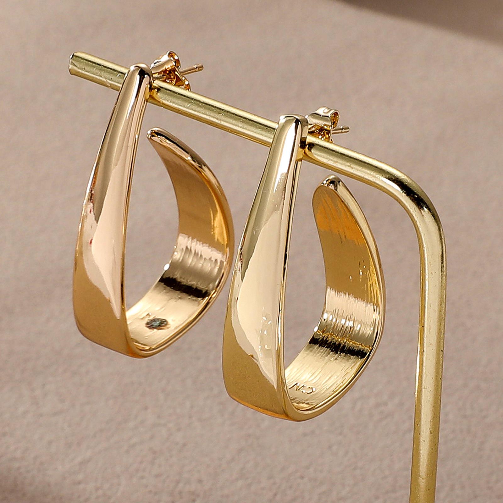 Fashionable French-Inspired Gold-Plated Three-Ring Twisted Metal Earrings with High-End Retro Style