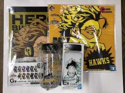 Ichiban Kuji My Hero Academia Ready Hawks Cena E Průhledná láhev Cena F Ručník Cena G Sada průhledných složek Jsem