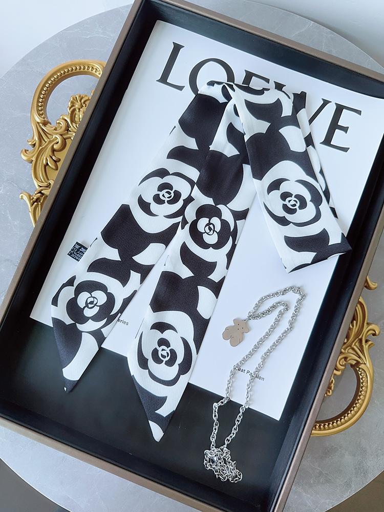 Ozdoba uchwytu torebki w postaci wstążki