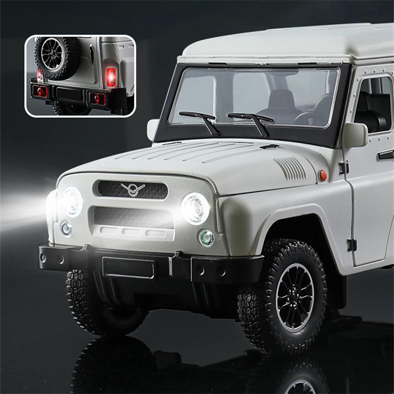 1/18 Scale UAZ Hunter Alloy Car Model Diecasts Metal Off-road Vehicles Car Model Sound and Light Simulation Collection Kids Toys Gifts