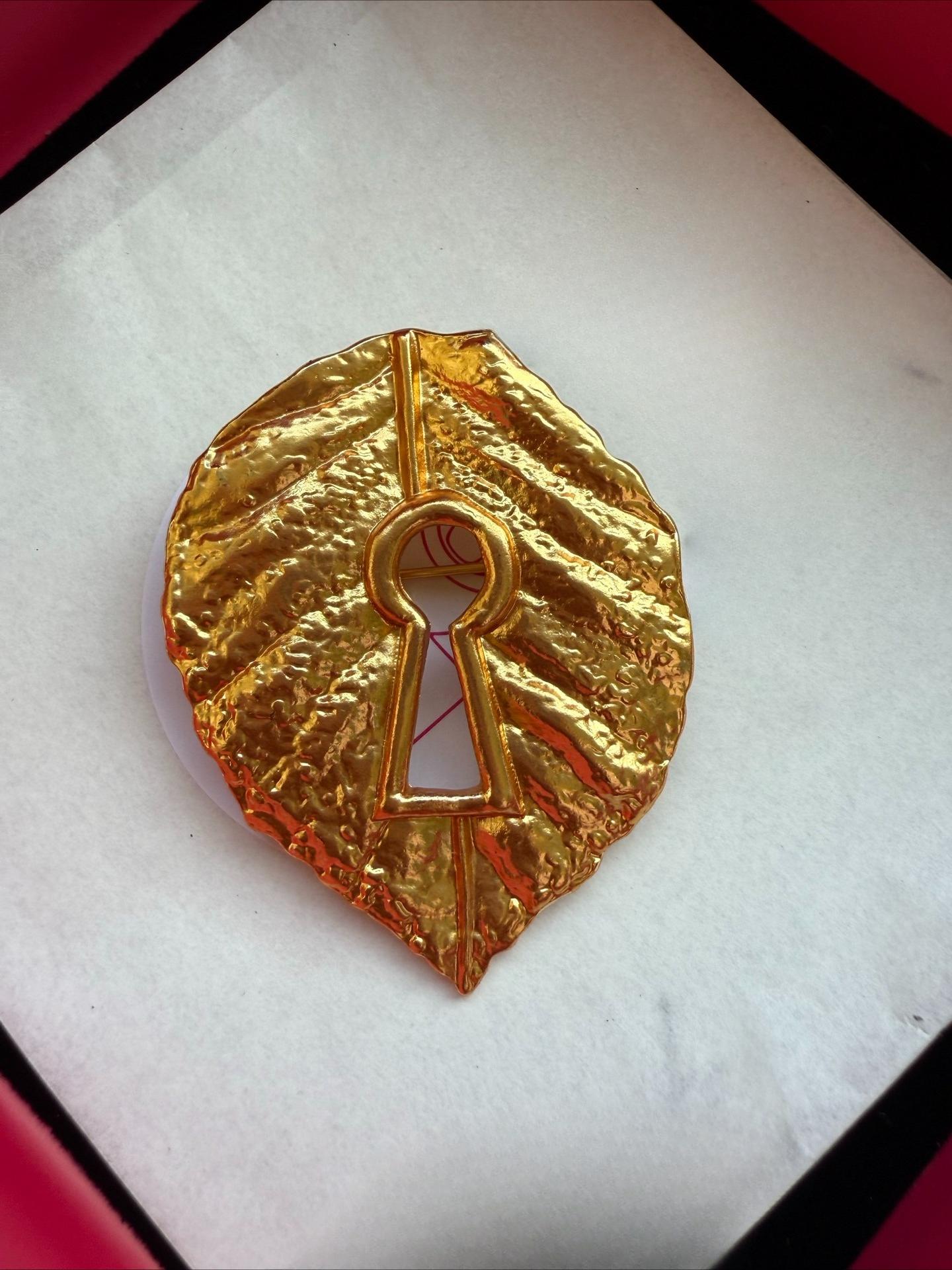 Popular Round Irregular Brooch 18K Gold Plated золотой