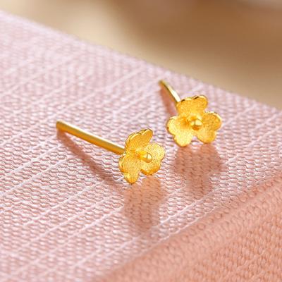 Brincos pequenos de flor dourada para mulheres, design de nicho simples, mini brincos pequenos de flor dourada