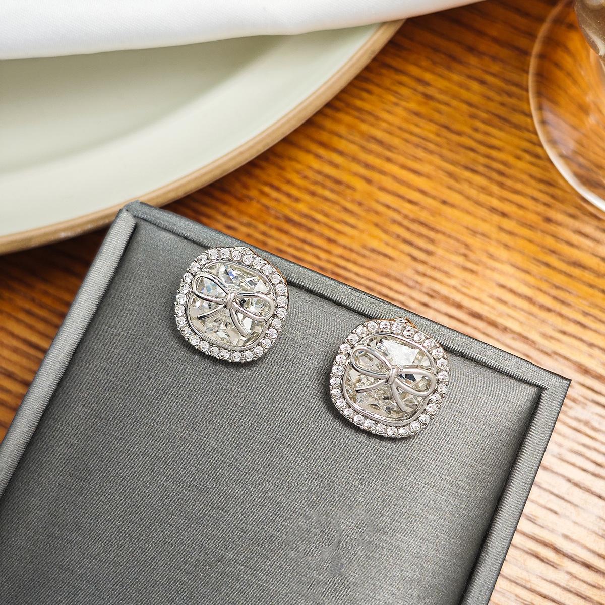 

Элегантные серьги квадратной формы с бантиком и цирконием: простой, но нежный дизайн для повседневного шикарного образа серебряный