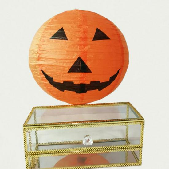 

Светящийся DIY Хэллоуинский фонарь-тыква для украшения витрины детского сада.