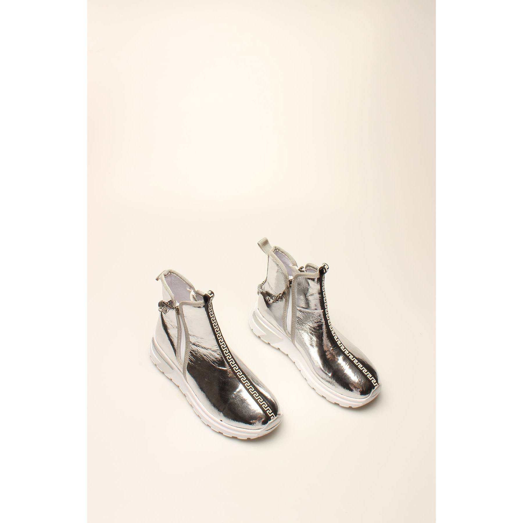 

Женские стильные серебристые мятые ботинки в стиле ретро