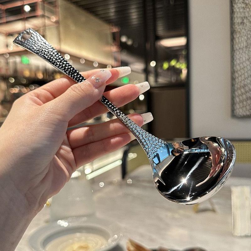 Edelstahl Suppenkelle mit langem Griff Trichter Fischschuppen-Griff Haushalts Hot Pot Löffel Küchenzubehör Runder Löffelkopf