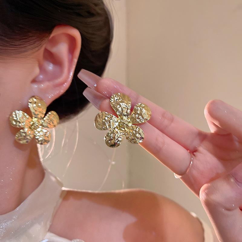Metal flower stud earrings female cold wind design gold earrings year retro ears