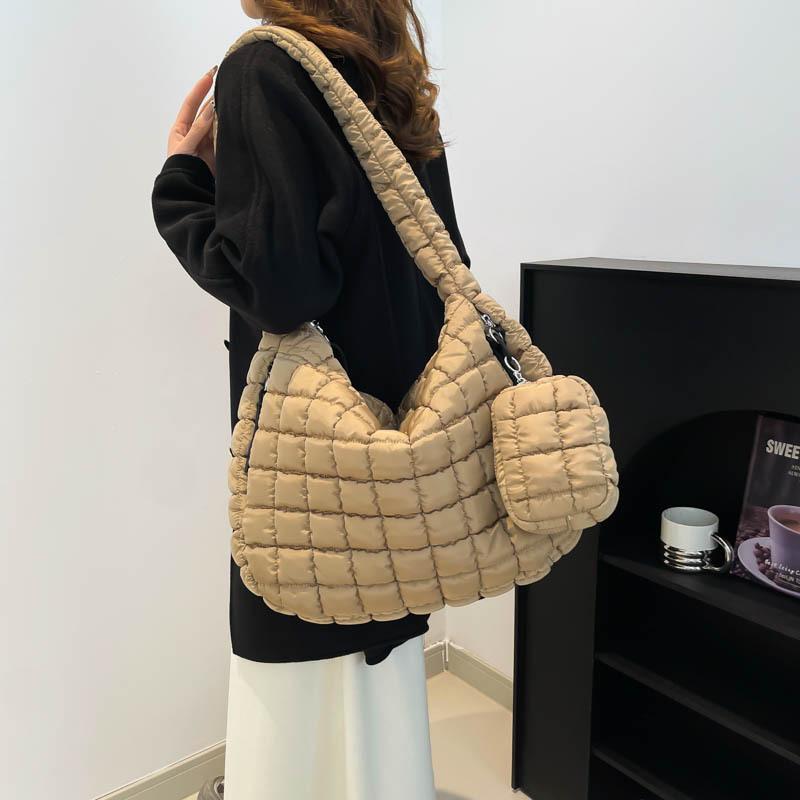 Gefaltete Wolkentasche Mode Buchstaben-Tasche Ein Schulter-Handheld Knödeltasche Daunenbaumwolle Achseltasche für Damen