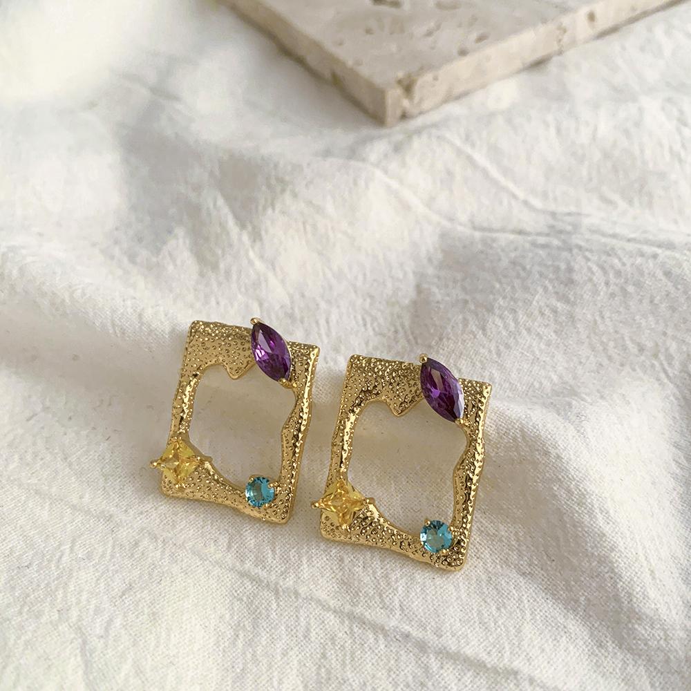 

Fashion Colored Crystal Big Geometric Stud Earrings for Women Creative Metal Hollow Square Statement Earrings Zircon Bijoux золотой