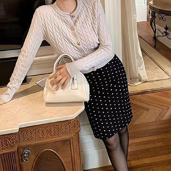 Women's Retro Polka Dot High-Waisted Slim Fit Mid-Length Skirt in Black
