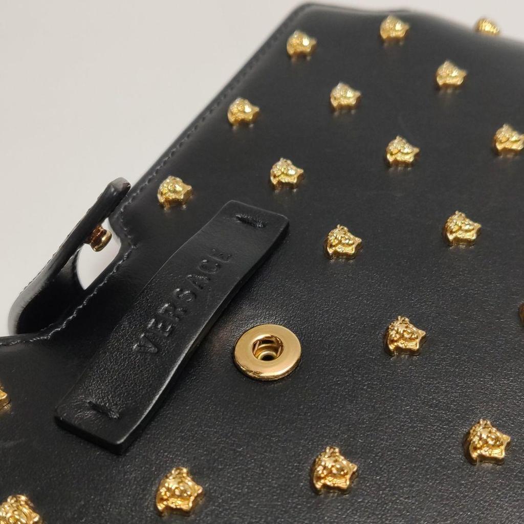 [Pre-Owned] Medusa Studded Leather Clutch Bag - Very Good #1BTD4QK