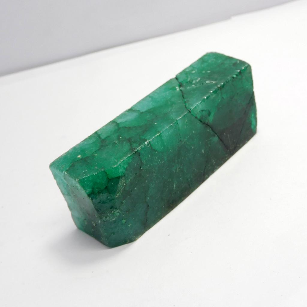 Natural Green Emerald Loose Gemstone Dyed Rough Uncut 513.65 ct for Lapidary and Gem Collections