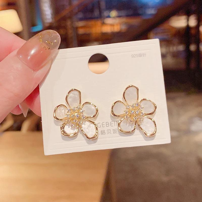 2024 New Korea Jewelry Exaggerated White Acrylic Zircon Flower Earrings Elegant Women Design Fashion Wedding Party Accessories