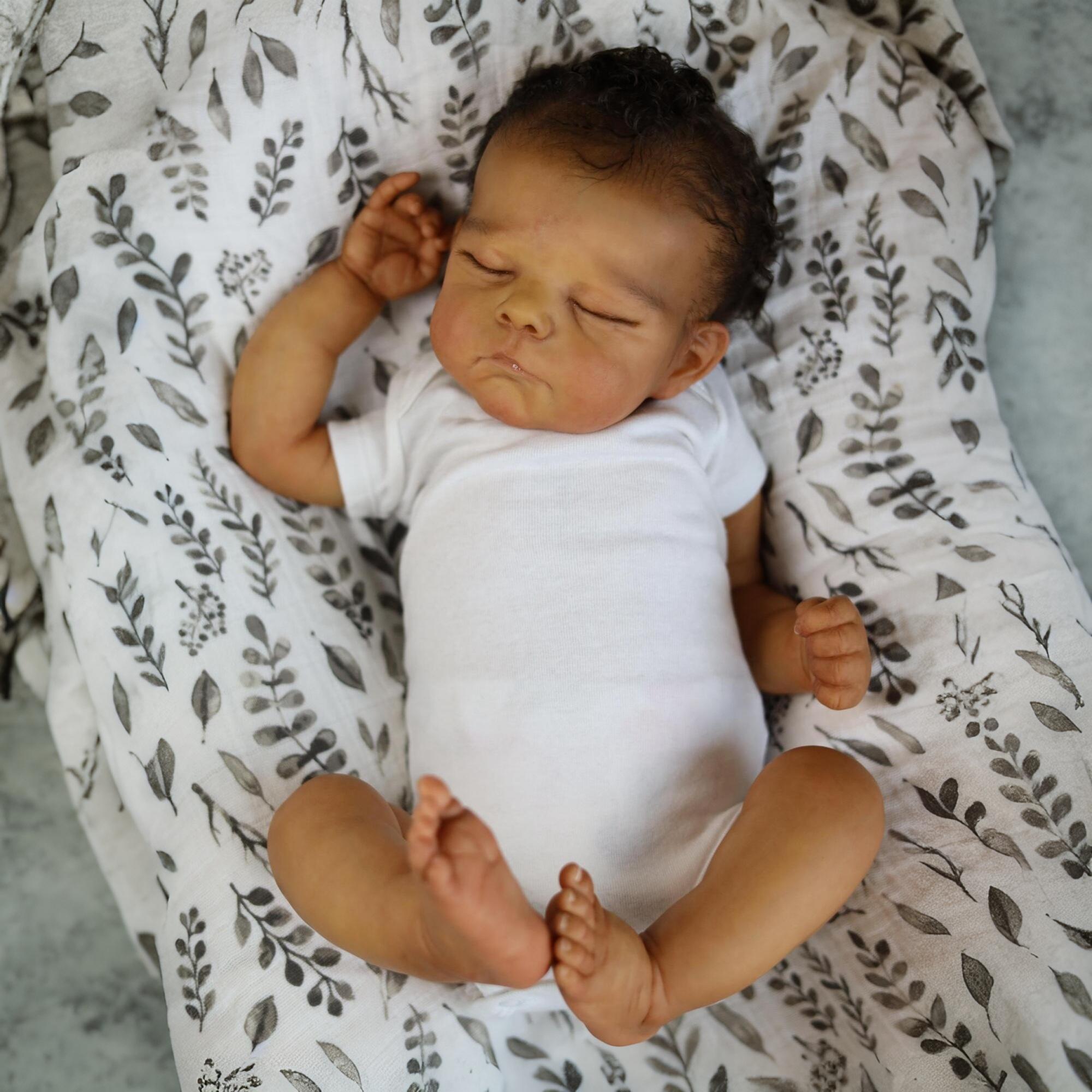 

BZDOLL 50см Спящая Кукла Реборн Мягкие Виниловые Конечности Тканевое Тело Игрушка для Девочки 20 дюймов Реалистичная Черная Светло-Бежевая Кукла Бебе Ребенок Милый Подарок на День Рождения cloth body doll