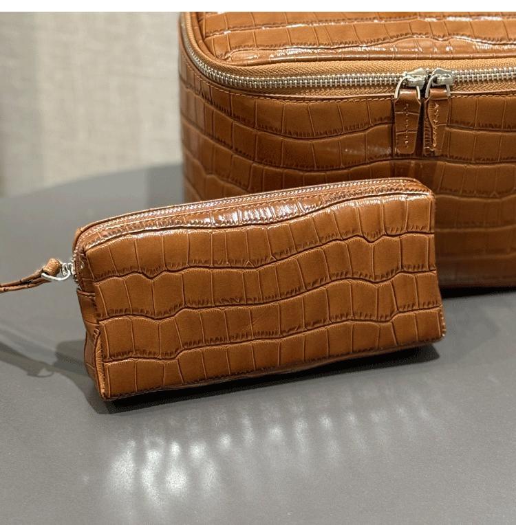 

Crocodile Pattern Cowhide Makeup & Toiletry Bag: Portable, High-Capacity, Travel-Ready.