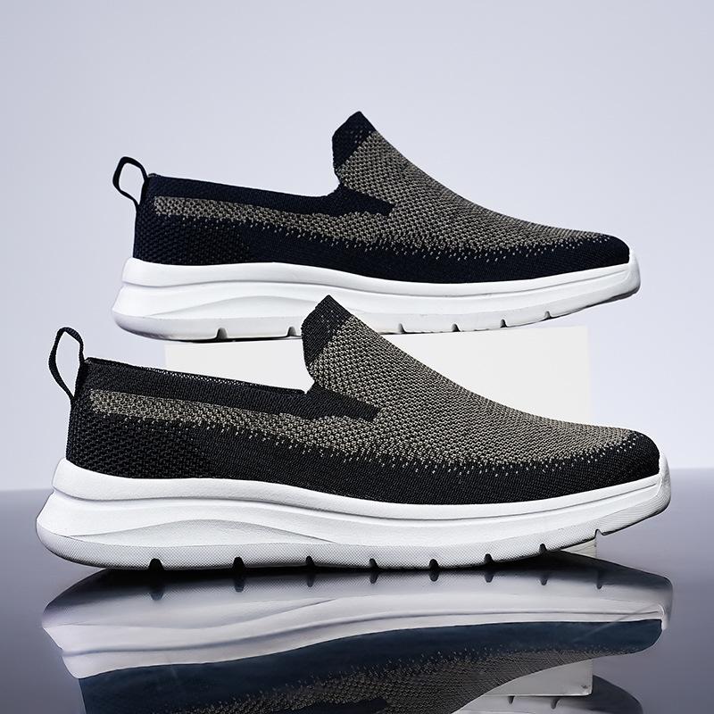 Stepping Shoes Are Non-slip, Lightweight Mesh, Breathable, Fly-woven, Comfortable Board Shoes, Large Size.