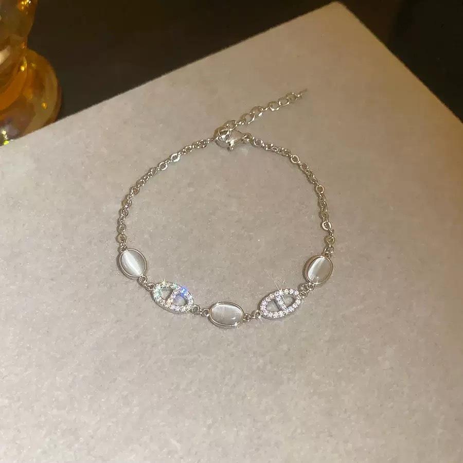 

Diamond-studded Oval Cat s Eye Stone Pig Nose Bracelet, Light Luxury, High-end Elegant Temperament Bracelet, Versatile Women s Hand Accessory