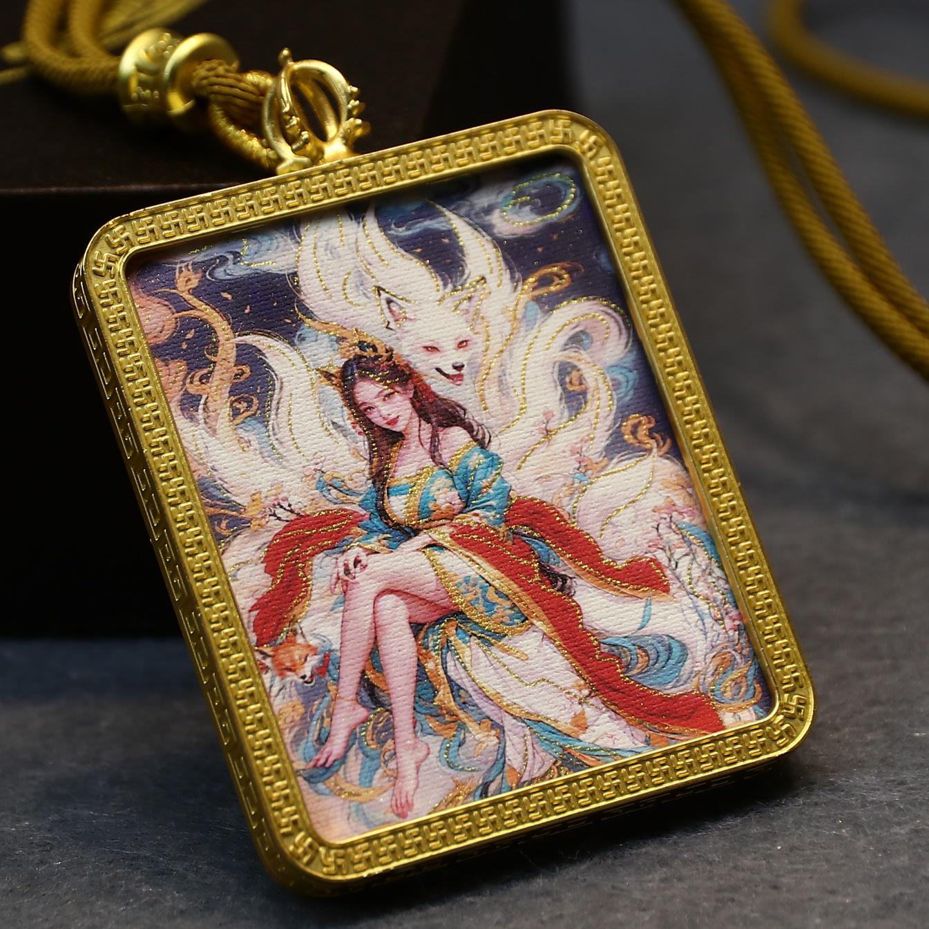 

Тибетская расписанная вручную позолоченная подвеска-танка с духом девятихвостой лисы Gilded Core + Case