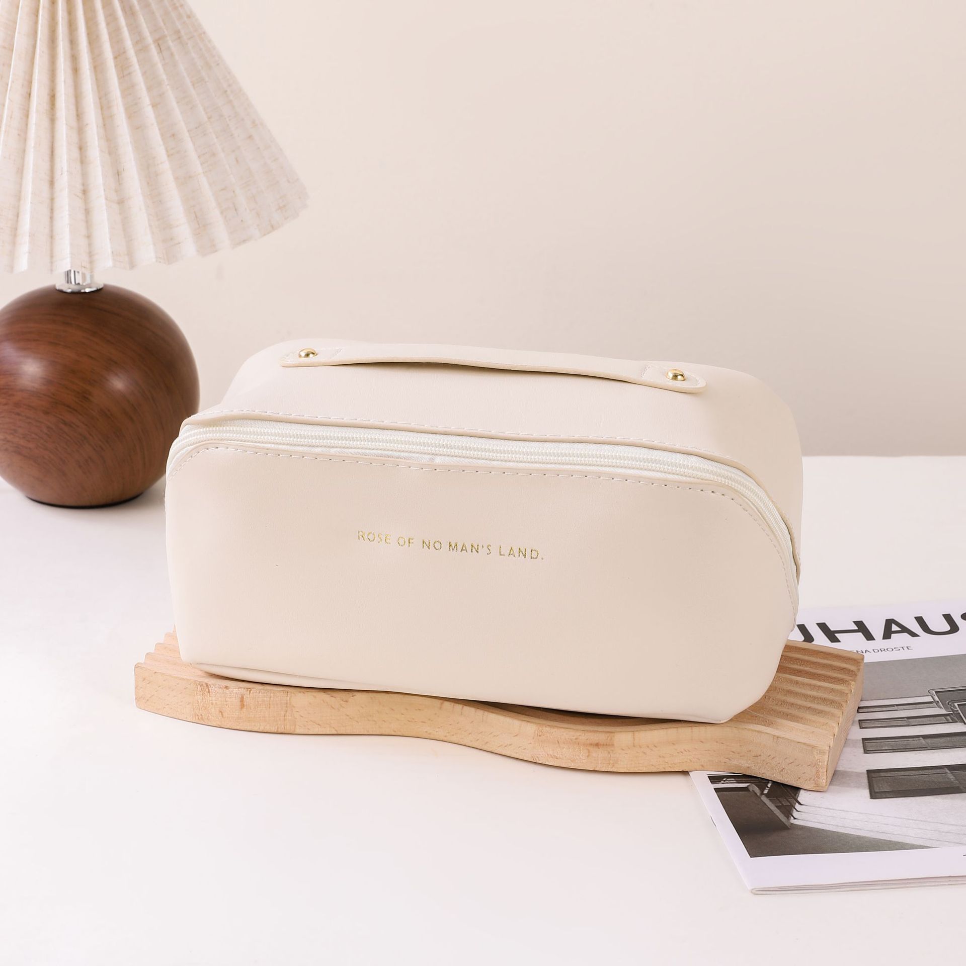 

Large capacity cosmetic bag leather cosmetic bag female multifunctional toiletries portable waterproof storage box for travel. білий