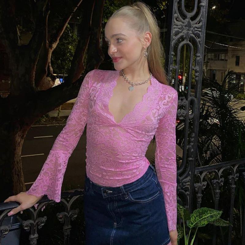 Letnia seksowna, dopasowana koronkowa bluzka z dekoltem w serek i rozszerzanymi rękawami