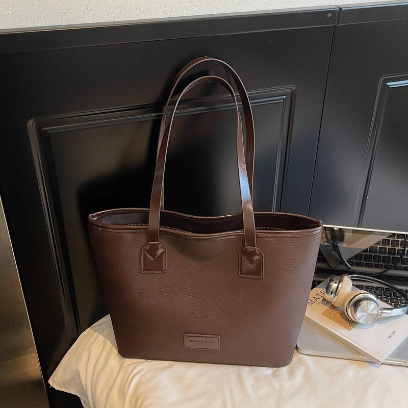 

Модная сумка большой вместимости женская 2025 новая универсальная сумка через плечо для поездок на работу, высококлассная сумка-тоут для выхода в свет темно-коричневого