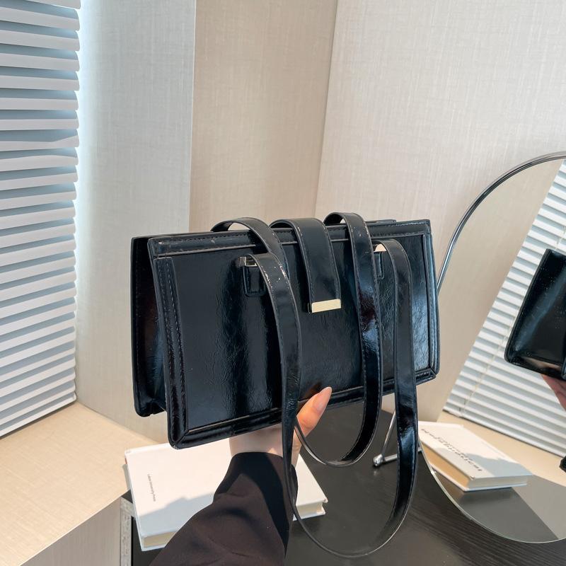 Stylish, Simple and Trendy Commuter Small Square Bag 2025 Autumn New Retro Niche Design Personalized Underarm Shoulder Bag