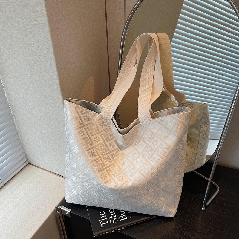 

Summer new portable small bag women s tote bag new sweet and delicate commuter shoulder tote bag бежевый