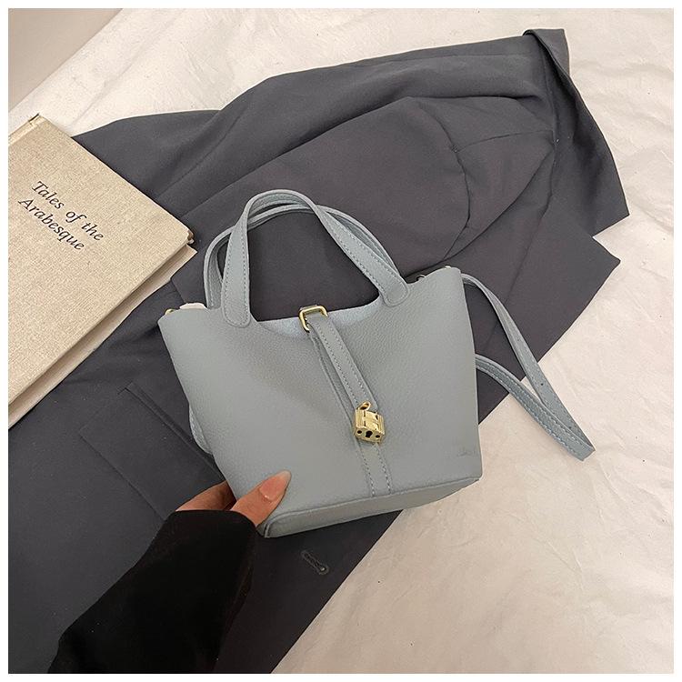 Today's Popular Bags Are Women's New Fashion and High-end Single Shoulder Messenger Bags, Portable Bucket Bags.