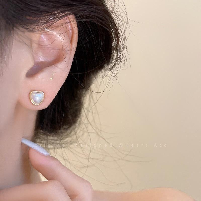 Ladies Heart Stud Earrings Pendant Needle Retro Simple Fashionable and Versatile Jewelry Accessories