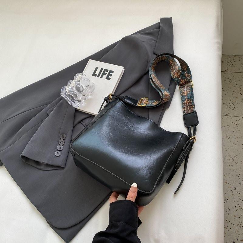 Fashionable Retro Women's Large Capacity Bucket Bag With Premium Quality And Versatile Design