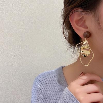 Pendientes irregulares con goteo de aceite, pendientes geométricos asimétricos simples y de moda y pendientes retro con un temperamento retro.