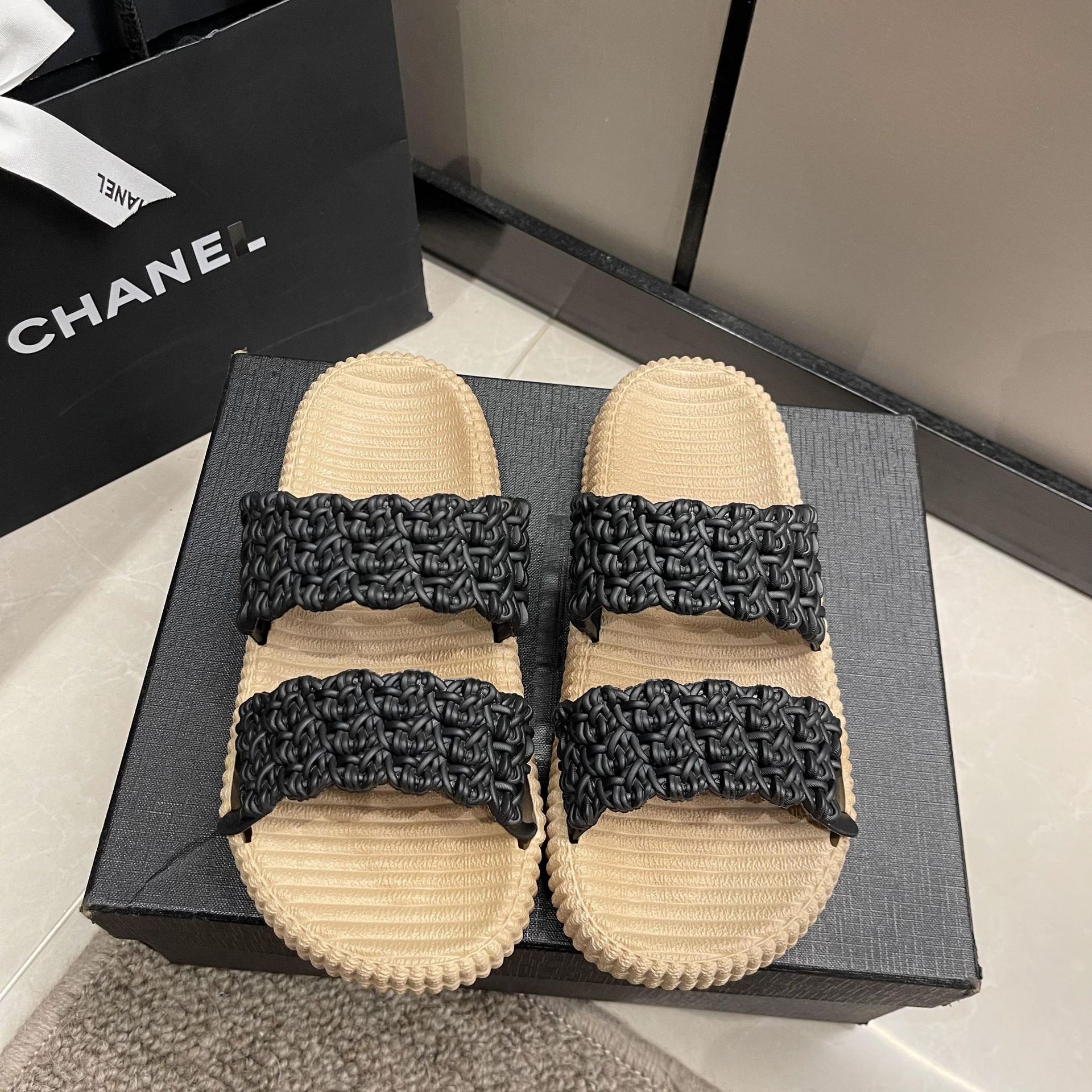 

Новые односложные тапочки на платформе, женская летняя одежда, с плоским дном, открытым носком и круглым носом, модные пляжные туфли в стиле фей 36 чёрный