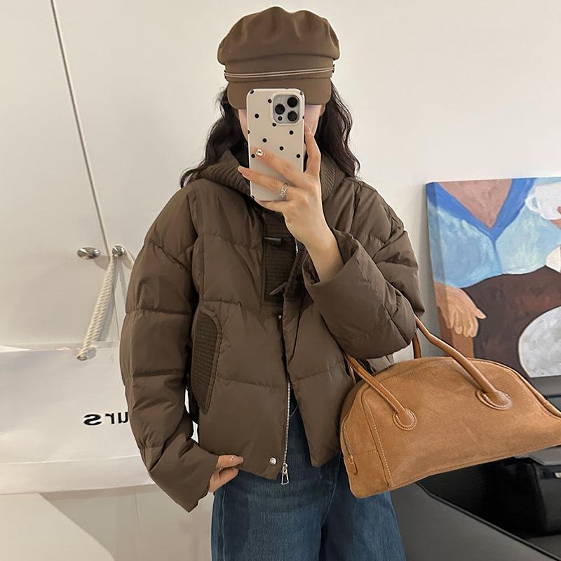 

Knitted hat horn buckle down jacket women s short 2025 winter new fashion design small slim jacket M темно-коричневого кольору