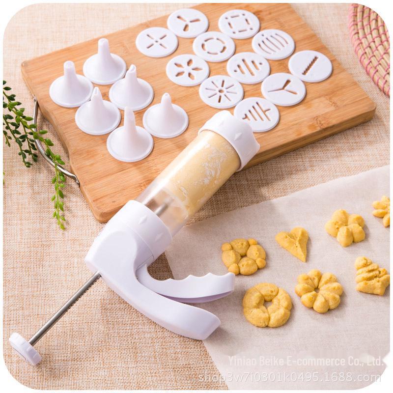 

Набор пистолетов для украшения печенья и тортов со сменными формочками и насадками для заварного крема Advanced multi-functional decorating gun белый